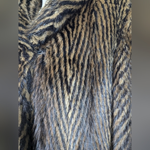 Vintage Montreal Fur Coat – Chevron Striped Let-Out Design, - Picture 4 of 13